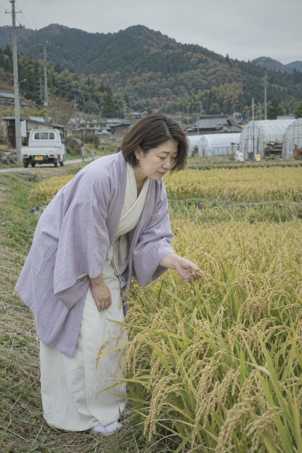 稲穂を見つめる文乃